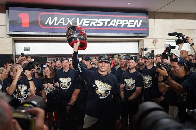 Formula 1 Qatar Airways Qatar Grand Prix 2023 07.10.2023, Losail International Circuit, Doha, Formula 1 Qatar Airways Qatar Grand Prix 2023 ,im Bild Das Red Bull Team feiert mit Max Verstappen aus den Niederlanden vom Team Oracle Red Bull den dritten Weltmeistertitel..