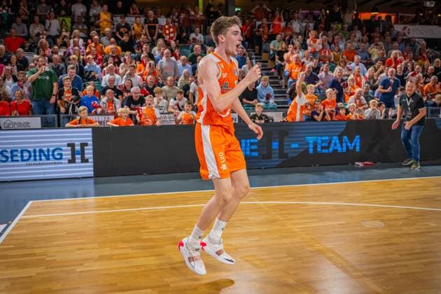 1. Basketball Bundesliga, easyCredit BBL, Saison 2023 2024, Herren, Hauptrunde, 3. Spieltag, 07.10.2023, RASTA Vechta - Tigers Tübingen Johann Grünloh ( 17 - RASTA Vechta) mit der Humba Vechta RASTA Dome Niedersachsen Deutschland