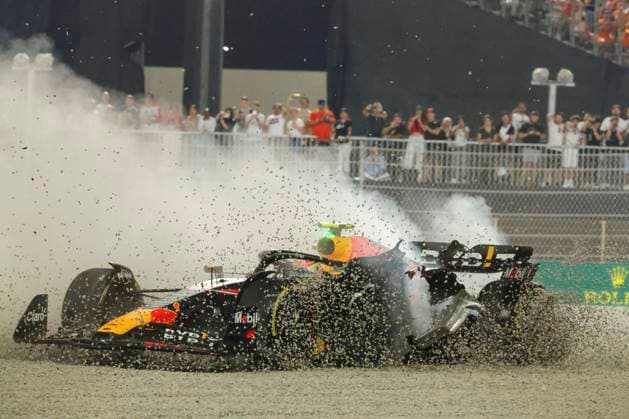 11 PEREZ Sergio (mex), Red Bull Racing RB19, action crash, accident, during the 2023 Formula 1 Qatar Grand Prix, 17th round of the 2023 Formula One World Championship, WM, Weltmeisterschaft from October 6 to 8, 2023 on the Lusail International Circuit, in Doha, Qatar - F1 - QATAR GRAND PRIX 2023 DPPI Panoramic 00123038_0Y2A9049