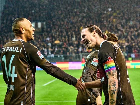 Sport Themen der Woche KW40 Sport Bilder des Tages Connor Metcalfe (FC St. Pauli 24) schiesst in der 90+5 das 5:1 fuer St. Pauli und jubelt mit Etienne Amenyido (FC St. Pauli 14). und , Jackson Irvine (FC St. Pauli 07) geben sich die Hand. GER, FC St. Pauli vs. 1.FC Nuernberg, Fussball, Bundesliga, 9.Spieltag, Spielzeit 2023 2024, 07.10.2023 GER, FC St. Pauli vs. 1.FC Nuernberg, Fussball, 2.Bundesliga, 9.Spieltag, Spielzeit 2023 2024, 07.10.2023 Hamburg *** Connor Metcalfe FC St Pauli 24 scores the 5 1 for St Pauli in the 90 5 and cheers with Etienne Amenyido FC St Pauli 14 and , Jackson Irvine FC St Pauli 07 shake hands GER, FC St Pauli vs 1 FC Nuernberg, Soccer, Bundesliga, 9 Spieltag, Spielzeit 2023 2024, 07 10 2023 GER, FC St Pauli vs 1 FC Nuernberg, Soccer, 2 Bundesliga, 9 Spieltag, Spielzeit 2023 2024, 07 10 2023 Hamburg Copyright: xEibner-Pressefoto xStephaniexZerx EP_SZE
