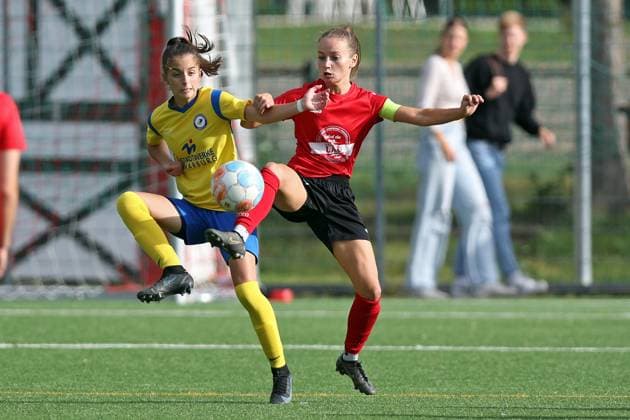Sport Themen der Woche KW40 Sport Bilder des Tages 07.10.2023, xovx, Fußball Frauen Hessenliga, TSV Klein-Linden - SF BG Marburg v.l. Antonia Hoffmann (SF BG Marburg), Susanne Seelbach (TSV Klein-Linden) Gießen - Klein-Linden Kunstrasenplatz Pfingstweide Hessen Deutschland (DE) *** 07 10 2023, xovx, soccer women Hessenliga, TSV Klein Linden SF BG Marburg v l Antonia Hoffmann SF BG Marburg , Susanne Seelbach TSV Klein Linden Gießen Klein Linden Kunstrasenplatz Pfingstweide Hesse Germany EN