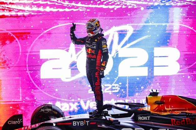 Sport Themen der Woche KW40 Sport Bilder des Tages VERSTAPPEN Max (ned), Red Bull Racing RB19, portrait celebrates his 3rd Formula 1 World Champion during the 2023 Formula 1 Qatar Grand Prix, 17th round of the 2023 Formula One World Championship, WM, Weltmeisterschaft from October 6 to 8, 2023 on the Lusail International Circuit, in Doha, Qatar - F1 - QATAR GRAND PRIX 2023 DPPI Panoramic  00123038__R3_8308