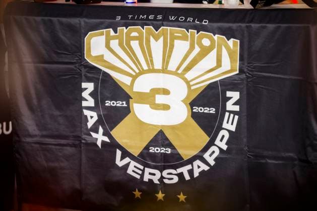 Sport Bilder des Tages VERSTAPPEN Max (ned), Red Bull Racing RB19, 3rd time Formula 1 World Champion banner during the 2023 Formula 1 Qatar Grand Prix, 17th round of the 2023 Formula One World Championship, WM, Weltmeisterschaft from October 6 to 8, 2023 on the Lusail International Circuit, in Doha, Qatar - F1 - QATAR GRAND PRIX 2023 DPPI Panoramic  00123038__R5_7767