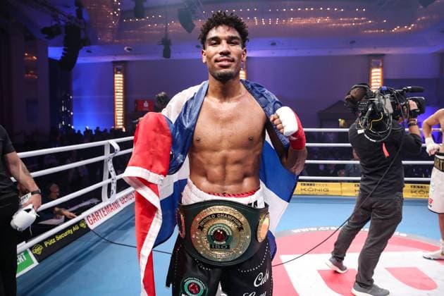 Bilder des Jahres 2023, Sport 10 Oktober Sport Themen der Woche KW40 Sport Bilder des Tages Weltmeister Osleys Iglesias (CUB) gewinnt durch K.O. gegen Artur Reis in der vierten Runde - IBO Weltmeisterschaft im Super Mittelgewicht Artur Reis (GER) vs Osleys Iglesias (CUB) SES Boxabend im Maritim Hotel in Magdeburg - Aktion,Boxen,Mann,Männer,Deutschland,07.10.2023 *** World Champion Osleys Iglesias CUB wins by knockout against Artur Reis in the fourth round IBO World Super Middleweight Championship Artur Reis GER vs Osleys Iglesias CUB SES Boxing evening at the Maritim Hotel in Magdeburg Action,Boxing,Man,Men,Germany,07 10 2023