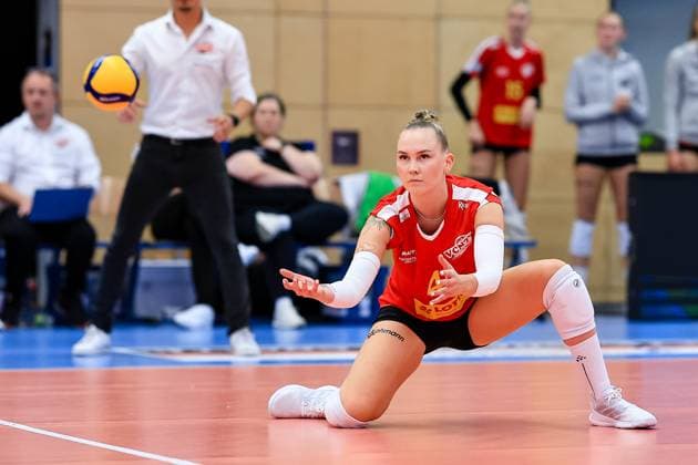 1. Volleyball Bundesliga Frauen 2023-2024, VC Neuwied 77 - Rote Raben Vilsbiburg Hilkka Hujanen (VCN, 4) schaut frustriert Neuwied RWG Sporthalle Rheinland-Pfalz Deutschland