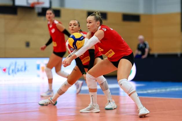 1. Volleyball Bundesliga Frauen 2023-2024, VC Neuwied 77 - Rote Raben Vilsbiburg Hilkka Hujanen (VCN, 4) bei der Annahme Neuwied RWG Sporthalle Rheinland-Pfalz Deutschland