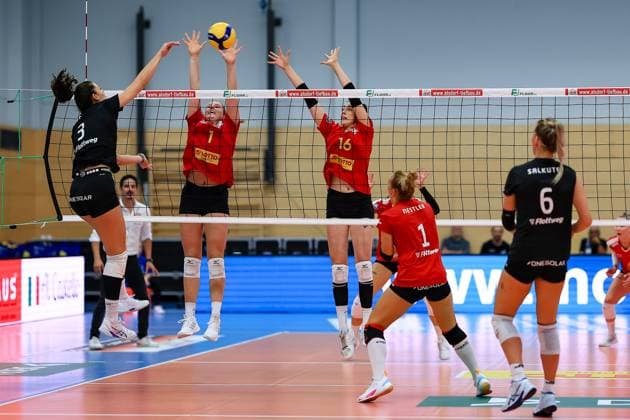 1. Volleyball Bundesliga Frauen 2023-2024, VC Neuwied 77 - Rote Raben Vilsbiburg Block durch Carla Fuchs (VCN, 1) und Maya Sendner (VCN, 16) Neuwied RWG Sporthalle Rheinland-Pfalz Deutschland