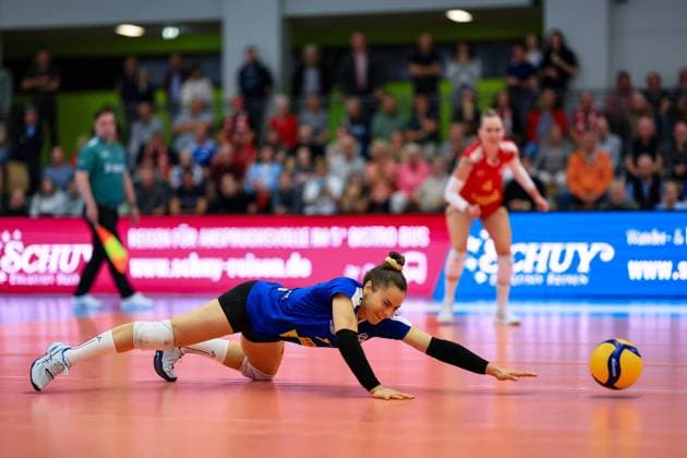 1. Volleyball Bundesliga Frauen 2023-2024, VC Neuwied 77 - Rote Raben Vilsbiburg Klara Single (VCN, 14) versucht vergeblich den Ball zu erreichen Neuwied RWG Sporthalle Rheinland-Pfalz Deutschland
