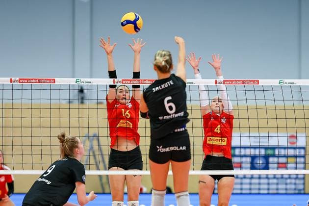 1. Volleyball Bundesliga Frauen 2023-2024, VC Neuwied 77 - Rote Raben Vilsbiburg Block Maya Sendner (VCN, 16), Hilkka Hujanen (VCN, 4) Neuwied RWG Sporthalle Rheinland-Pfalz Deutschland