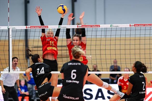 1. Volleyball Bundesliga Frauen 2023-2024, VC Neuwied 77 - Rote Raben Vilsbiburg Block durch Anna Hartig (VCN, 15), Laura Berger (VCN, 12) Neuwied RWG Sporthalle Rheinland-Pfalz Deutschland