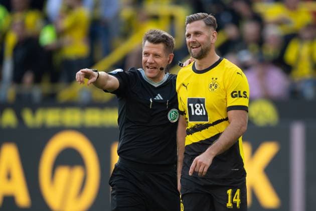 Niclas FUELLKRUG (Füllkrug, DO) jubelt nach einem Tor, das aber nicht gewertet wird, Schiedsrichter Patrick ITTRICH zeigt auf die Abseits-Entscheidung des Linienrichters, Fussball 1. Bundesliga, 7. Spieltag, Borussia Dortmund (DO) - 1. FC Union Berlin (UB) 4:2 am 07.10.2023 in Dortmund Deutschland. DFL regulations prohibit any use of photographs as image sequences and or quasi-video Â *** Niclas FUELLKRUG Füllkrug, DO cheers after a goal but it is disallowed, referee Patrick ITTRICH points to the linesmans offside decision, Football 1 Bundesliga, Matchday 7, Borussia Dortmund DO 1 FC Union Berlin UB 4 2 on 07 10 2023 in Dortmund Germany DFL regulations prohibit any use of photographs as image sequences and or quasi video Â