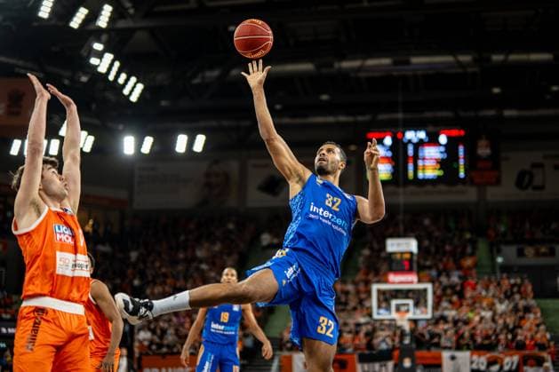 Basketball Ulm 07.10.2023 Saison 2023 2024 1. Bundesliga easycredit BBL ratiopharm Ulm - Alba Berlin Johannes Thiemann (Alba Berlin, No.32) Juan Nunez (Ulm, No.17)