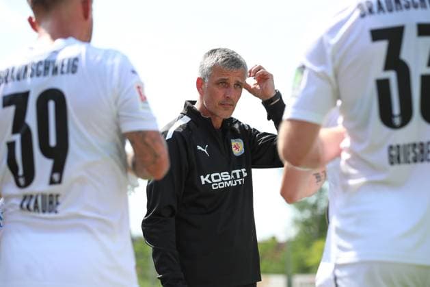 24.06.2023, xtgx, Fussball Testspiel, SSV Kaestorf - Eintracht Braunschweig, v.l. Jens Haertel (Braunschweig, Trainer) (DFL DFB REGULATIONS PROHIBIT ANY USE OF PHOTOGRAPHS as IMAGE SEQUENCES and or QUASI-VIDEO) Kaestorf