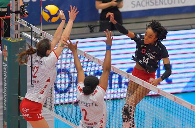 7.10.2023, Dresdens Tia Jimerson schmettert gegen Rodica Buterez und Breland Morrissette, Volleyball, Bundesliga, Dresdner SC - SC Potsdam 0:3, (c) Dresden Deutschland