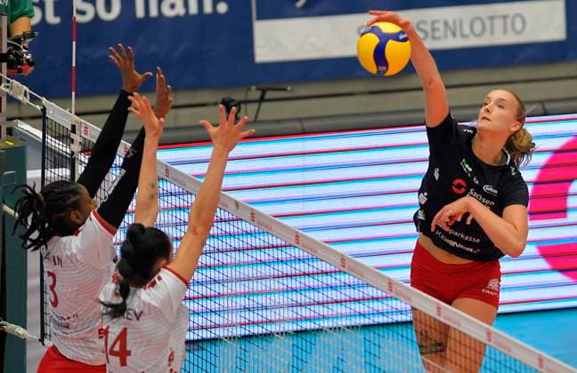 7.10.2023, Dresdens Grace Frohling schmettert, Volleyball, Bundesliga, Dresdner SC - SC Potsdam 0:3, (c) Dresden Deutschland