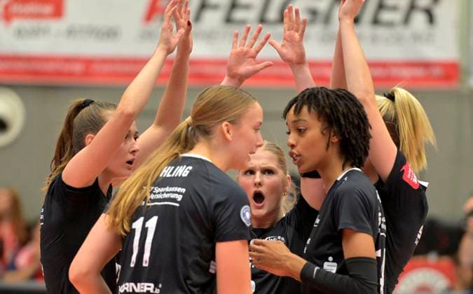 7.10.2023, Dresdner Team, vorn Dresdens Grace Frohling und Dresdens Tia Jimerson, Volleyball, Bundesliga, Dresdner SC - SC Potsdam 0:3, (c) Dresden Deutschland
