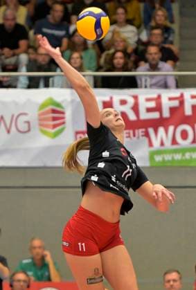 7.10.2023, Dresdens Grace Frohling beim Aufschlag, Volleyball, Bundesliga, Dresdner SC - SC Potsdam 0:3, (c) Dresden Deutschland