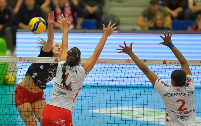 7.10.2023, Dresdens Grace Frohling schmettert gegen Potsdams Tara Taubner und Breland Morrissette, Volleyball, Bundesliga, Dresdner SC - SC Potsdam 0:3, (c) Dresden Deutschland