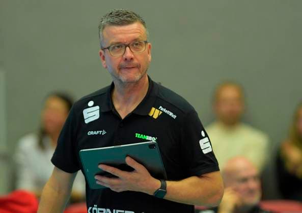 7.10.2023, Dresdens Trainer Alexander Waibl mit Taktiktafel, Volleyball, Bundesliga, Dresdner SC - SC Potsdam 0:3, (c) Dresden Deutschland