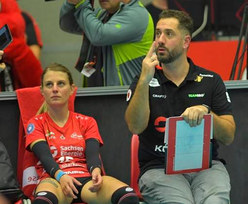 7.10.2023, Dresdens Aleksandra Jegdic und ihr Mann Co-Trainer Vladimir Kapris, Volleyball, Bundesliga, Dresdner SC - SC Potsdam 0:3, (c) Dresden Deutschland