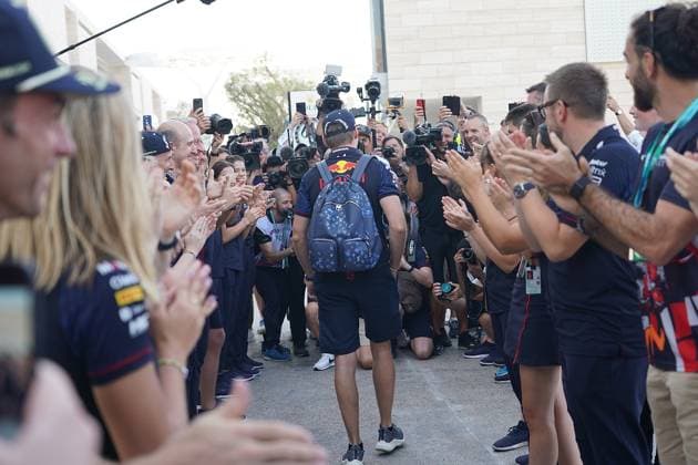 08.10.2023, Losail International Circuit, Doha, Formula 1 Qatar Airways Qatar Grand Prix 2023 ,im Bild Das Red Bull Team bildet ein Spalier für den neuen Formel 1 Weltmeister Max Verstappen (NLD), Oracle Red Bull Racing Doha Losail International Circuit Qatar
