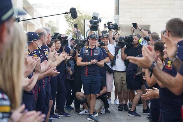 08.10.2023, Losail International Circuit, Doha, Formula 1 Qatar Airways Qatar Grand Prix 2023 ,im Bild Das Red Bull Team bildet ein Spalier für den neuen Formel 1 Weltmeister Max Verstappen (NLD), Oracle Red Bull Racing Doha Losail International Circuit Qatar