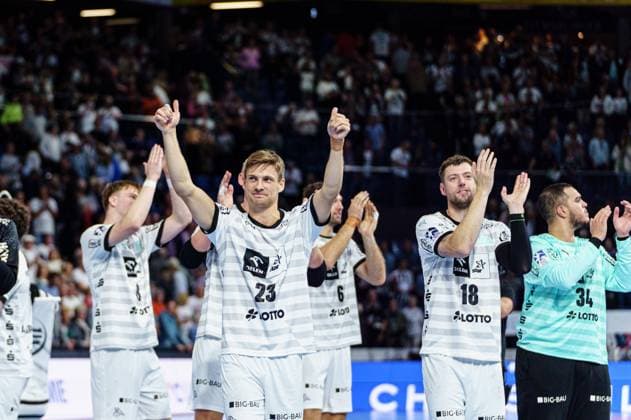 Sport Themen der Woche KW40 Sport Bilder des Tages Jubel THW Kiel nach Sieg gegen Handball Verein Hamburg GER, THW Kiel vs. Handball Sport Verein Hamburg, Handball, Bundesliga, Spieltag 8, Saison 2023 2024, 08.10.2023 GER, THW Kiel vs. Handball Sport Verein Hamburg, Handball, Bundesliga, Spieltag 8, Saison 2023 2024, 08.10.2023 Kiel *** Jubilation THW Kiel after victory against Handball Sport Verein Hamburg GER, THW Kiel vs Handball Sport Verein Hamburg, Handball, Bundesliga, Spieltag 8, Saison 2023 2024, 08 10 2023 GER, THW Kiel vs Handball Sport Verein Hamburg, Handball, Bundesliga, Spieltag 8, Saison 2023 2024, 08 10 2023 Kiel Copyright: xEibnerxPressefoto MarcelxvonxFehrnx EP_MFN
