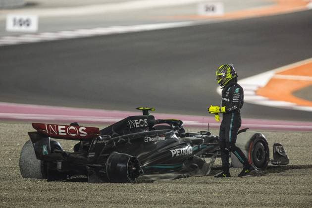 Bilder des Jahres 2023, Sport 10 Oktober Sport Themen der Woche KW40 Start of the race, 44 HAMILTON Lewis (gbr), Mercedes AMG F1 Team W14, crash during the 2023 Formula 1 Qatar Grand Prix, 17th round of the 2023 Formula One World Championship, WM, Weltmeisterschaft from October 6 to 8, 2023 on the Lusail International Circuit, in Doha, Qatar - F1 - QATAR GRAND PRIX 2023 - RACE DPPI Panoramic  _R3_9020