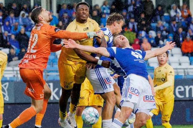 Sport Themen der Woche KW40 Sport Bilder des Tages Eliteserien i fotball 2023: Molde - Bodo Glimt (1-3) Molde 20231008. Moldes Kristian Eriksen og Fredrik Gulbrandsen i en omdiskutert duell inne i feltet i duell med Faris Pemi Moumbagna og keeper Nikita Haikin under eliteseriekampen i fotball mellom Molde og Bodo Glimt pa Aker Stadion. Foto: Svein Ove Ekornesvag NTB Molde Norge EDITORIAL USE ONLY. RESTRICTED USE FOR BETTING COMPANIES Ref:_SPOl3Tfowt7j38.jpg  Copyright: xSveinxOvexEkornesvagx xNTBx