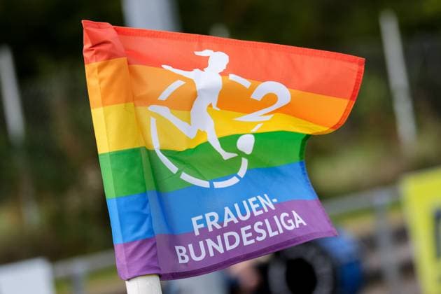 Eine Eckfahne in Regenbogenfarben zeigt das Logo der Liga und weht im Wind, Ligalogo, Regenbogen, Diversity, Fahne, Einzelbild, Einzelfoto, Symbolfoto, Symbolbild, Symbol, 08.10.2023, St. Leon-Rot (Deutschland), Fussball, 2. Frauen-Bundesliga, TSG 1899 Hoffenheim II (U20) - Hamburger SV, 08.10.2023, St. Leon-Rot (Deutschland), Fussball, 2. Frauen-Bundesliga, TSG 1899 Hoffenheim II (U20) - Hamburger SV, DFB DFL REGULATIONS PROHIBIT ANY USE OF PHOTOGRAPHS AS IMAGE SEQUENCES AND OR QUASI-VIDEO.