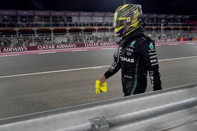 08.10.2023, Losail International Circuit, Doha, Formula 1 Qatar Airways Qatar Grand Prix 2023 ,im Bild Nach seinem Unfall geht Lewis Hamilton (GBR), Mercedes-AMG Petronas Formula One Team zu Fuß zurück in das Fahrerlager. Doha Losail International Circuit Qatar