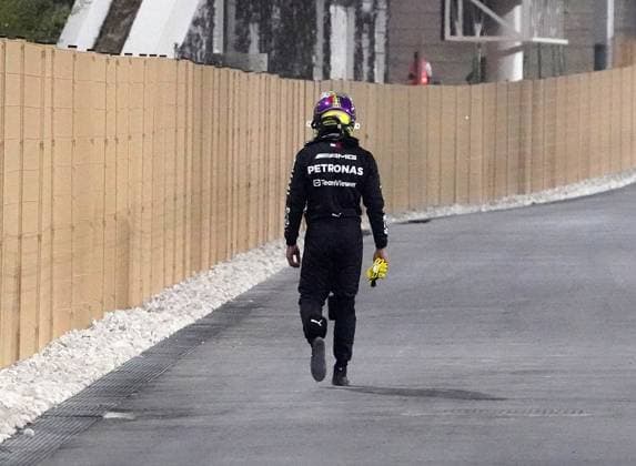 Formula 1 Qatar Airways Qatar Grand Prix 2023 08.10.2023, Losail International Circuit, Doha, Formula 1 Qatar Airways Qatar Grand Prix 2023 ,im Bild Nach seinem Unfall geht Lewis Hamilton (GBR), Mercedes-AMG Petronas Formula One Team zu Fuß zurück in das Fahrerlager.