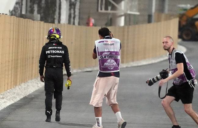 Formula 1 Qatar Airways Qatar Grand Prix 2023 08.10.2023, Losail International Circuit, Doha, Formula 1 Qatar Airways Qatar Grand Prix 2023 ,im Bild Nach seinem Unfall geht Lewis Hamilton (GBR), Mercedes-AMG Petronas Formula One Team zu Fuß zurück in das Fahrerlager.