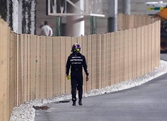 Formula 1 Qatar Airways Qatar Grand Prix 2023 08.10.2023, Losail International Circuit, Doha, Formula 1 Qatar Airways Qatar Grand Prix 2023 ,im Bild Nach seinem Unfall geht Lewis Hamilton (GBR), Mercedes-AMG Petronas Formula One Team zu Fuß zurück in das Fahrerlager.