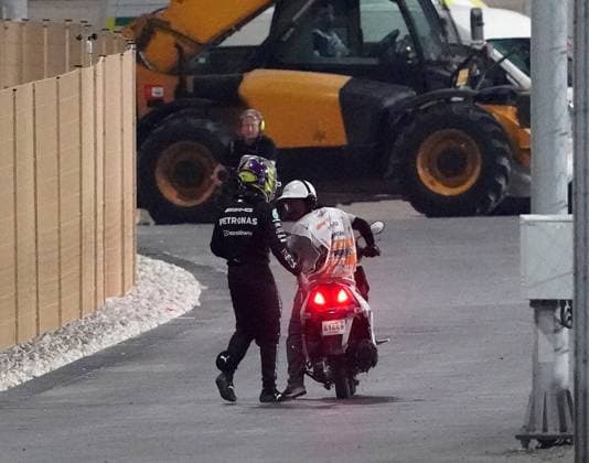 Formula 1 Qatar Airways Qatar Grand Prix 2023 08.10.2023, Losail International Circuit, Doha, Formula 1 Qatar Airways Qatar Grand Prix 2023 ,im Bild Nach seinem Unfall geht Lewis Hamilton (GBR), Mercedes-AMG Petronas Formula One Team zu Fuß zurück in das Fahrerlager.