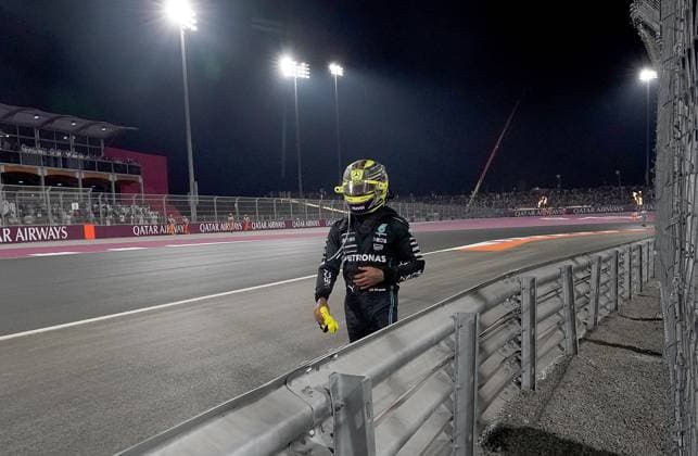 Formula 1 Qatar Airways Qatar Grand Prix 2023 08.10.2023, Losail International Circuit, Doha, Formula 1 Qatar Airways Qatar Grand Prix 2023 ,im Bild Nach seinem Unfall geht Lewis Hamilton (GBR), Mercedes-AMG Petronas Formula One Team zu Fuß zurück in das Fahrerlager.