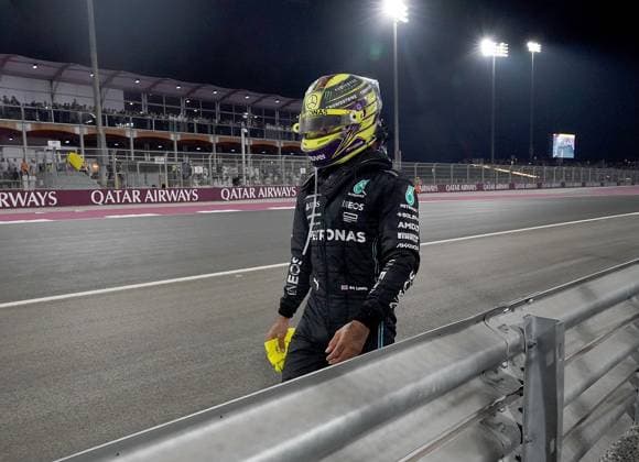 Formula 1 Qatar Airways Qatar Grand Prix 2023 08.10.2023, Losail International Circuit, Doha, Formula 1 Qatar Airways Qatar Grand Prix 2023 ,im Bild Nach seinem Unfall geht Lewis Hamilton (GBR), Mercedes-AMG Petronas Formula One Team zu Fuß zurück in das Fahrerlager.