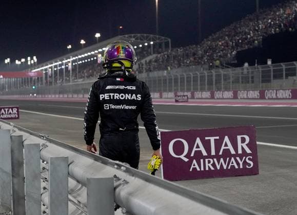 Formula 1 Qatar Airways Qatar Grand Prix 2023 08.10.2023, Losail International Circuit, Doha, Formula 1 Qatar Airways Qatar Grand Prix 2023 ,im Bild Nach seinem Unfall geht Lewis Hamilton (GBR), Mercedes-AMG Petronas Formula One Team zu Fuß zurück in das Fahrerlager.