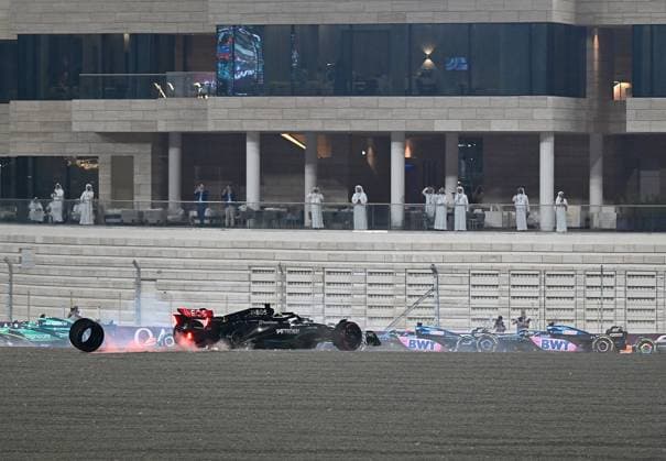 08.10.2023, Losail International Circuit, Doha, Formula 1 Qatar Airways Qatar Grand Prix 2023 ,im Bild Rennstart: Unfall zwischen Lewis Hamilton (GBR), Mercedes-AMG Petronas Formula One Team und George Russell (GBR), Mercedes-AMG Petronas Formula One Team Doha Losail International Circuit Qatar