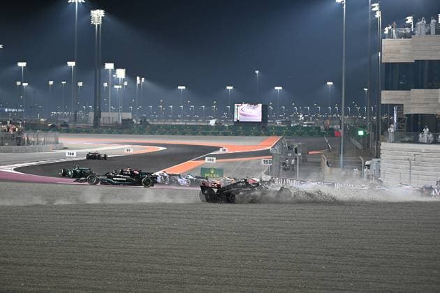 08.10.2023, Losail International Circuit, Doha, Formula 1 Qatar Airways Qatar Grand Prix 2023 ,im Bild Rennstart: Unfall zwischen Lewis Hamilton (GBR), Mercedes-AMG Petronas Formula One Team und George Russell (GBR), Mercedes-AMG Petronas Formula One Team Doha Losail International Circuit Qatar