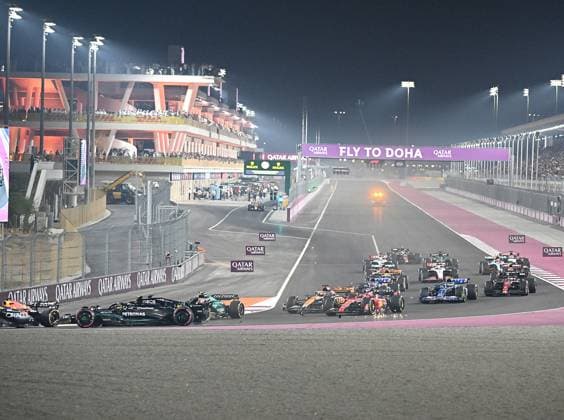 Formula 1 Qatar Airways Qatar Grand Prix 2023 08.10.2023, Losail International Circuit, Doha, Formula 1 Qatar Airways Qatar Grand Prix 2023 ,im Bild Rennstart: Max Verstappen (NLD), Oracle Red Bull Racing, Lewis Hamilton (GBR), Mercedes-AMG Petronas Formula One Team, George Russell (GBR), Mercedes-AMG Petronas Formula One Team, Lando Norris (GBR), McLaren F1 Team, Oscar Piastri (AUS), McLaren F1 Team, Nico Hülkenberg (DEU), Moneygram Haas F1 Team, Pierre Gasly (FRA), BWT Alpine F1 Team, Esteban Ocon (FRA), BWT Alpine F1 Team, Fernando Alonso (ESP), Aston Martin Aramco Cognizant Formula One Team