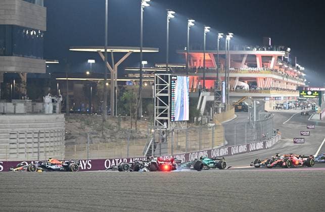 Formula 1 Qatar Airways Qatar Grand Prix 2023 08.10.2023, Losail International Circuit, Doha, Formula 1 Qatar Airways Qatar Grand Prix 2023 ,im Bild Rennstart: Unfall zwischen Lewis Hamilton (GBR), Mercedes-AMG Petronas Formula One Team und George Russell (GBR), Mercedes-AMG Petronas Formula One Team