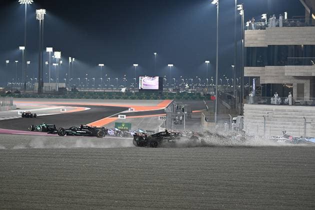 Formula 1 Qatar Airways Qatar Grand Prix 2023 08.10.2023, Losail International Circuit, Doha, Formula 1 Qatar Airways Qatar Grand Prix 2023 ,im Bild Rennstart: Unfall zwischen Lewis Hamilton (GBR), Mercedes-AMG Petronas Formula One Team und George Russell (GBR), Mercedes-AMG Petronas Formula One Team
