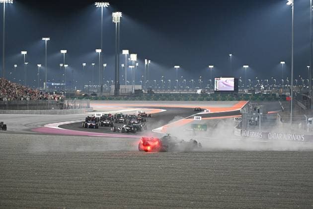 Formula 1 Qatar Airways Qatar Grand Prix 2023 08.10.2023, Losail International Circuit, Doha, Formula 1 Qatar Airways Qatar Grand Prix 2023 ,im Bild Rennstart: Unfall zwischen Lewis Hamilton (GBR), Mercedes-AMG Petronas Formula One Team und George Russell (GBR), Mercedes-AMG Petronas Formula One Team