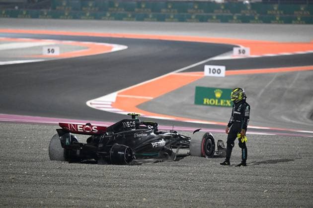 Formula 1 Qatar Airways Qatar Grand Prix 2023 08.10.2023, Losail International Circuit, Doha, Formula 1 Qatar Airways Qatar Grand Prix 2023 ,im Bild Rennstart: Unfall zwischen Lewis Hamilton (GBR), Mercedes-AMG Petronas Formula One Team und George Russell (GBR), Mercedes-AMG Petronas Formula One Team