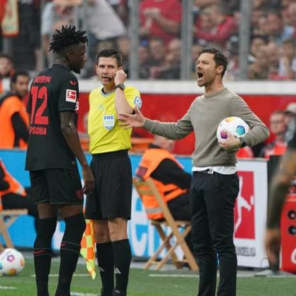Sport Themen der Woche KW40 Sport Bilder des Tages Fussball, 1.BL Saison 2023 2024, Bayer 04 Leverkusen- 1.FC Köln , 08.10.2023, Bayarena Leverkusen Edmond Tapsoba, Xabier Alonso Bayer 04 Leverkusen, *** Football, 1 BL season 2023 2024, Bayer 04 Leverkusen 1 FC Cologne , 08 10 2023, Bayarena Leverkusen Edmond Tapsoba, Xabier Alonso Bayer 04 Leverkusen,