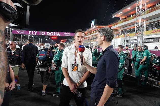 Sport Bilder des Tages 08.10.2023, Losail International Circuit, Doha, Formula 1 Qatar Airways Qatar Grand Prix 2023 ,im Bild Fussballer Julian Draxler (Al-Ahli SC) im Interview mit Sky Deutschland Reporter Peter Hardenacke. Doha Losail International Circuit Qatar