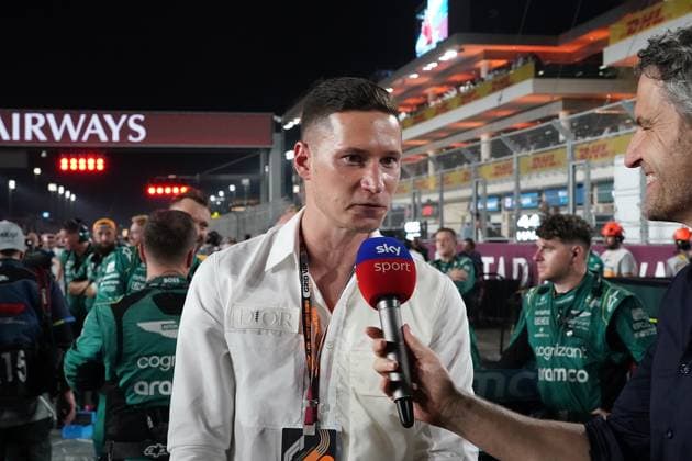 Formula 1 Qatar Airways Qatar Grand Prix 2023 08.10.2023, Losail International Circuit, Doha, Formula 1 Qatar Airways Qatar Grand Prix 2023 ,im Bild Fussballer Julian Draxler (Al-Ahli SC) im Interview mit Sky Deutschland Reporter Peter Hardenacke.