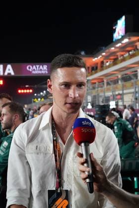 Formula 1 Qatar Airways Qatar Grand Prix 2023 08.10.2023, Losail International Circuit, Doha, Formula 1 Qatar Airways Qatar Grand Prix 2023 ,im Bild Fussballer Julian Draxler (Al-Ahli SC) im Interview mit Sky Deutschland Reporter Peter Hardenacke.
