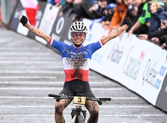 Bilder des Jahres 2023, Sport 10 Oktober Sport Themen der Woche KW40 Sport Bilder des Tages October 8, 2023, BEAUPRE, PQ, Canada: Loana Lecomte of France celebrates victory at the women s elite class UCI Mountain Bike World Cup cross country cycling event, in Beaupre, Que., Sunday, Oct. 8, 2023. Loana Lecomte  - ZUMAc35_ 20231008_zaf_c35_018 Copyright: xJacquesxBoissinotx